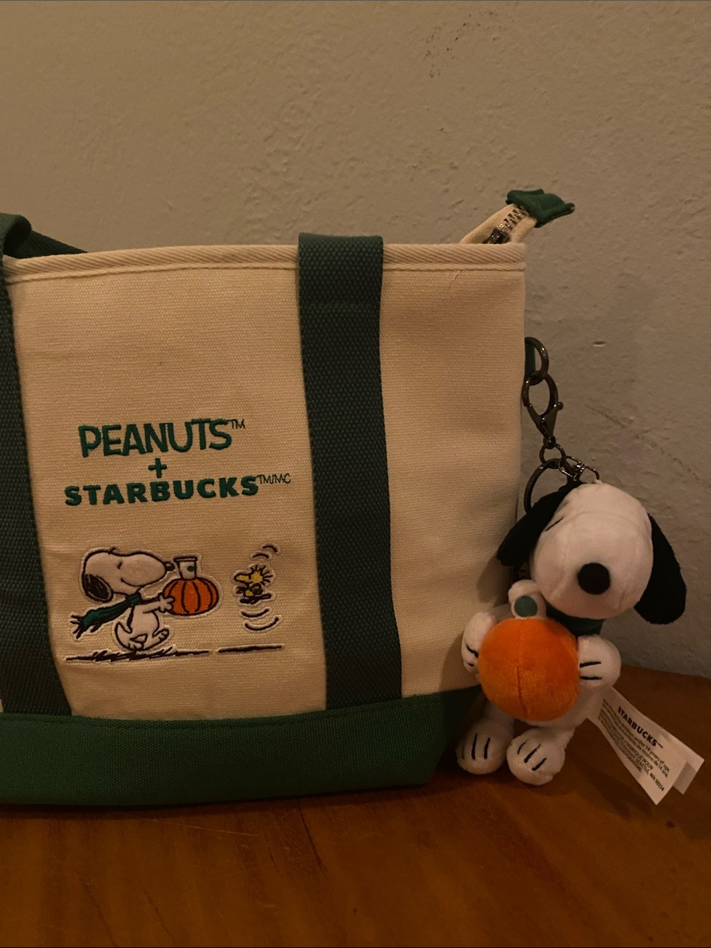 Starbucks x Peanuts Green & Cream Canvas Tote with Snoopy Charm - Picture 6 of 6